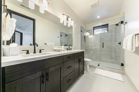 Bath - 10256 Modane Pl, Truckee, CA 96161 photo 4 of 6