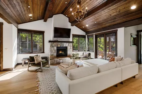 10120 Sagebrush Ct, Truckee, CA 96161