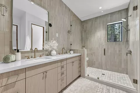 Bath - 10633 Carson Range Rd, Truckee, CA 96161 photo 3 of 5