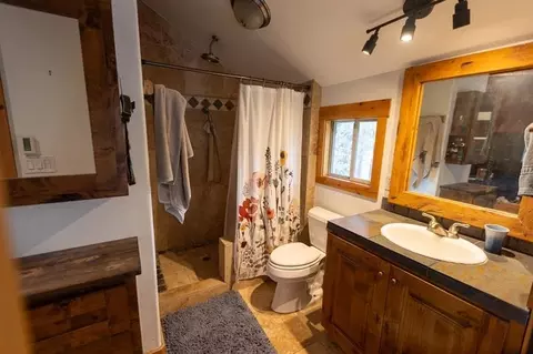 Bath - 626 Bear Valley Rd, Loyalton, CA 96118 photo 2 of 3