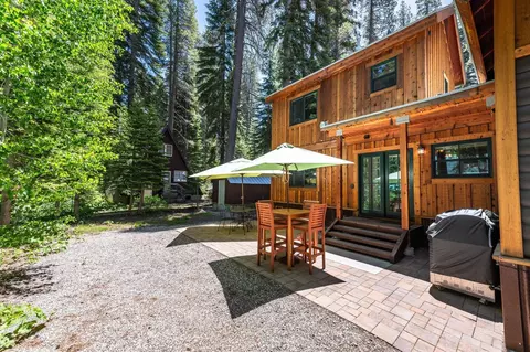 Exterior - 10531 Maple St, Truckee, CA 96161 photo 5 of 8