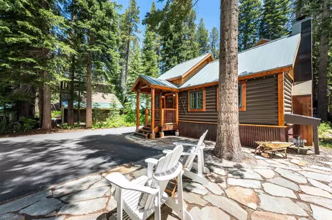 Exterior - 10531 Maple St, Truckee, CA 96161 photo 2 of 8