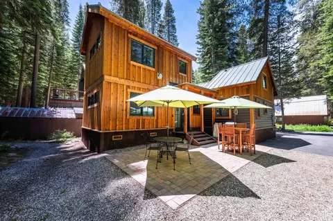 Exterior - 10531 Maple St, Truckee, CA 96161 photo 3 of 8
