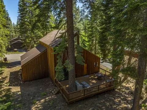 Exterior - 12331 Bennett Flat Rd, Truckee, CA 96161 photo 2 of 10