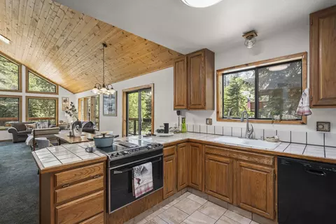 Kitchen - 12331 Bennett Flat Rd, Truckee, CA 96161 photo 2 of 2