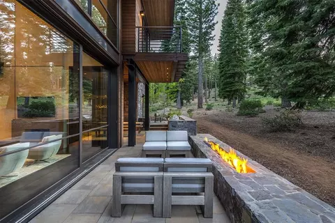10568 Glenbrook Ct, Truckee, CA 96161 photo 2