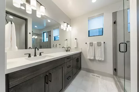Bath - 10209 Modane Pl, Truckee, CA 96161 photo 2 of 4
