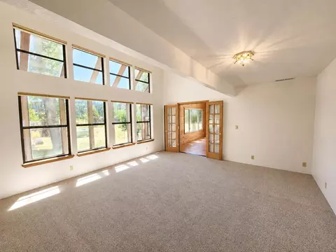 Living - 725 Roundup Dr, Loyalton, CA 96118 photo 4 of 6
