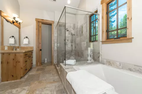 Bath - 11621 Bottcher Loop, Truckee, CA 96161 photo 1 of 2