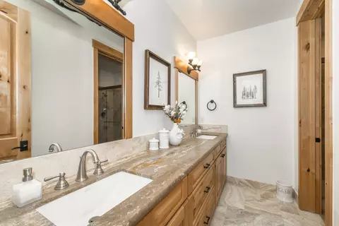 Bath - 11621 Bottcher Loop, Truckee, CA 96161 photo 2 of 2