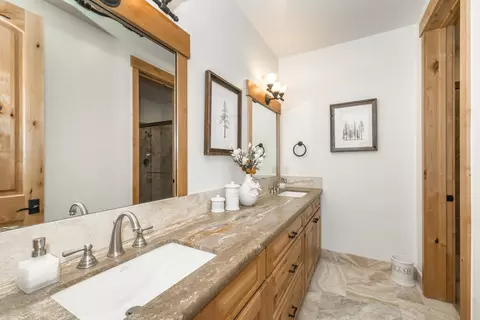 Bath - 11621 Bottcher Loop, Truckee, CA 96161 photo 2 of 2