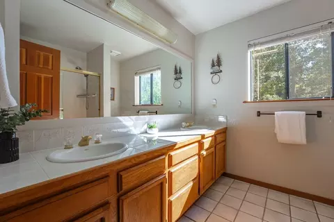 Bath - 13050 Skiview Loop, Truckee, CA 96161 photo 3 of 4