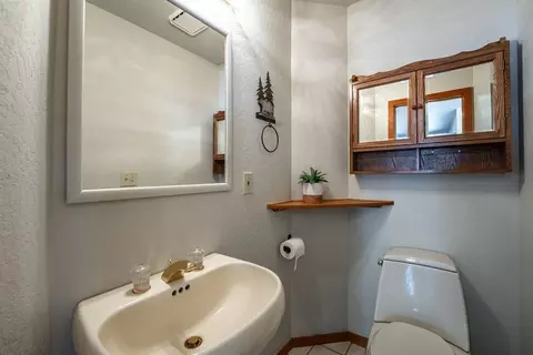 Bath - 13050 Skiview Loop, Truckee, CA 96161 photo 4 of 4