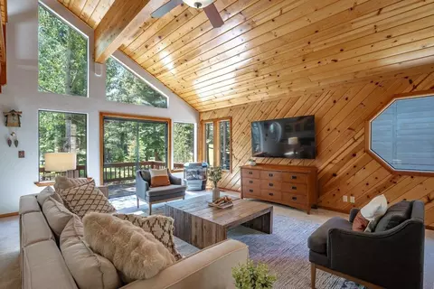 Living - 13050 Skiview Loop, Truckee, CA 96161 photo 2 of 2