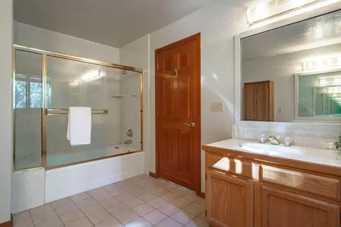 Bath - 13050 Skiview Loop, Truckee, CA 96161 photo 2 of 4