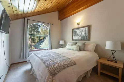 Bedroom - 13050 Skiview Loop, Truckee, CA 96161 photo 4 of 4