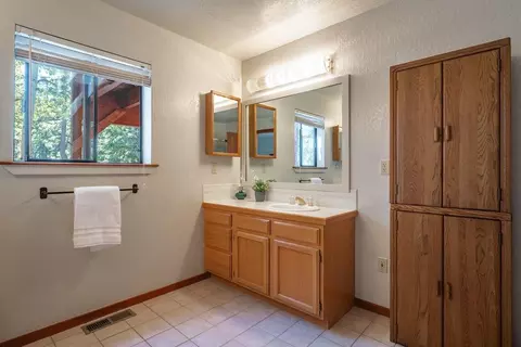 Bath - 13050 Skiview Loop, Truckee, CA 96161 photo 1 of 4