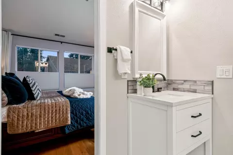 Bath - 10147 Pine Cone Rd, Truckee, CA 96161 photo 3 of 4