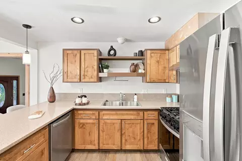 Kitchen - 10595 Codogan St, Truckee, CA 96161 photo 2 of 2