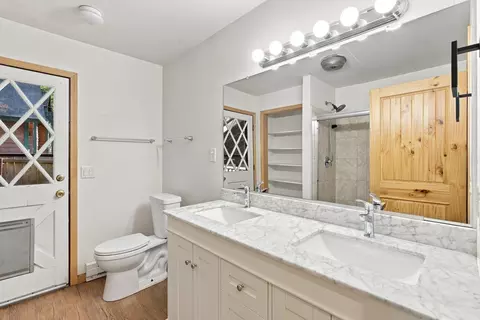 Bath - 10595 Codogan St, Truckee, CA 96161 photo 2 of 2