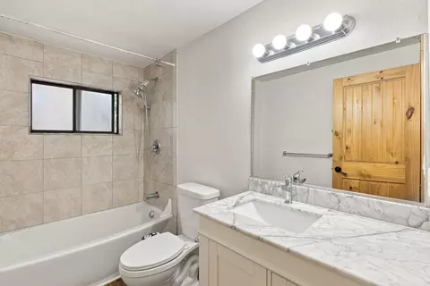 Bath - 10595 Codogan St, Truckee, CA 96161 photo 1 of 2