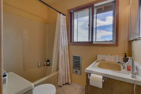 Bath - 10035 Keiser Ave, Truckee, CA 96161 photo 2 of 2