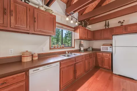 Kitchen - 13753 Skiview Loop, Truckee, CA 96161 photo 4 of 4