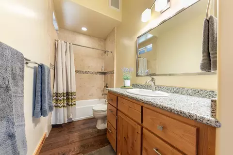 Bath - 14062 Skiview Loop, Truckee, CA 96161 photo 2 of 2