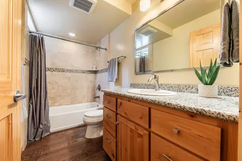 Bath - 14062 Skiview Loop, Truckee, CA 96161 photo 1 of 2