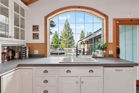 Kitchen - 219 Basque, Truckee, CA 96161 photo 3 of 4