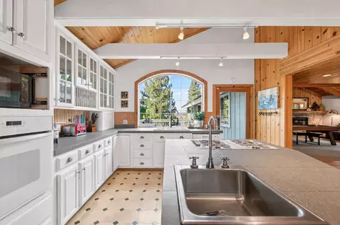 Kitchen - 219 Basque, Truckee, CA 96161 photo 2 of 4