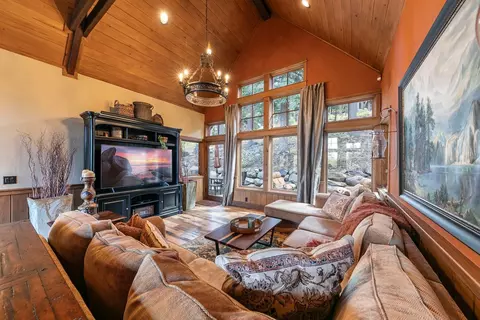 Living - 1949 Gray Wolf, Truckee, CA 96161 photo 6 of 6