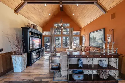 Living - 1949 Gray Wolf, Truckee, CA 96161 photo 5 of 6