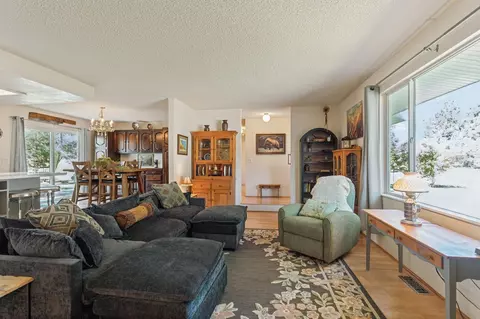 Living - 426 Rancho Cir, Loyalton, CA 96118 photo 3 of 3
