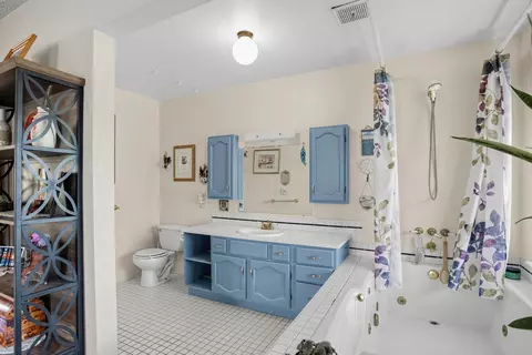 Bath - 426 Rancho Cir, Loyalton, CA 96118 photo 2 of 3