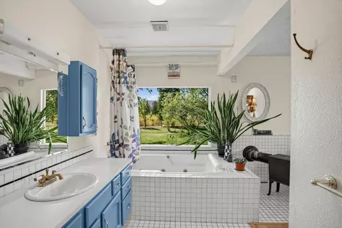 Bath - 426 Rancho Cir, Loyalton, CA 96118 photo 1 of 3