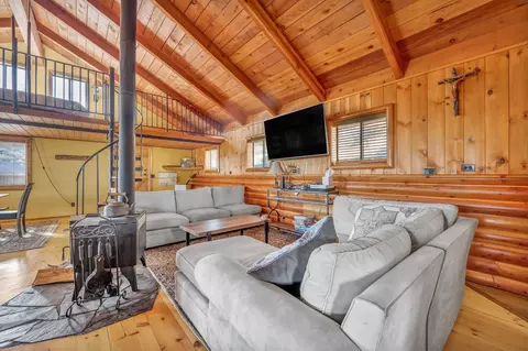 Living - 740-935 Sugar Loaf Rd, Doyle, CA 96109 photo 1 of 1
