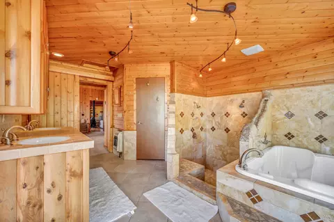 Bath - 740-935 Sugar Loaf Rd, Doyle, CA 96109 photo 5 of 7