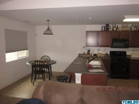 2425 E Victor Ave, Visalia, CA 93292 photo 3