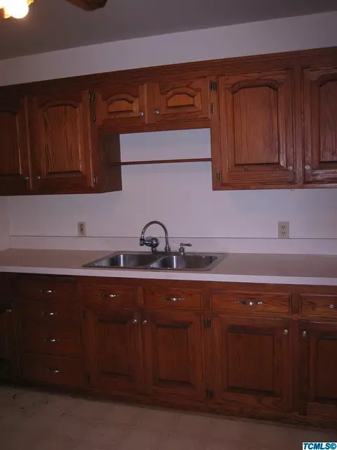 921 E Laurel Ave, Visalia, CA 93292 photo 4