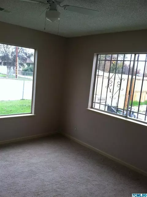 211 E Sweet Ave, Visalia, CA 93291 photo 2