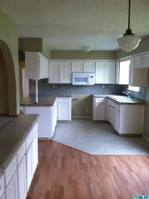 211 E Sweet Ave, Visalia, CA 93291 photo 3