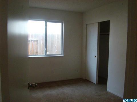 1139 E Azalea Ave, Earlimart, CA 93219 photo 4