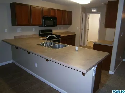 2136 E Victor Ave, Visalia, CA 93292 photo 2