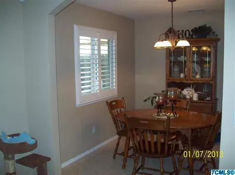 1618 E Knight Ct, Visalia, CA 93292 photo 2