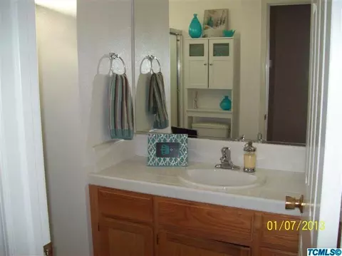 1618 E Knight Ct, Visalia, CA 93292 photo 8