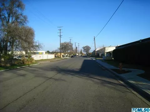 642 E Douglas Ave, Visalia, CA 93292 photo 23