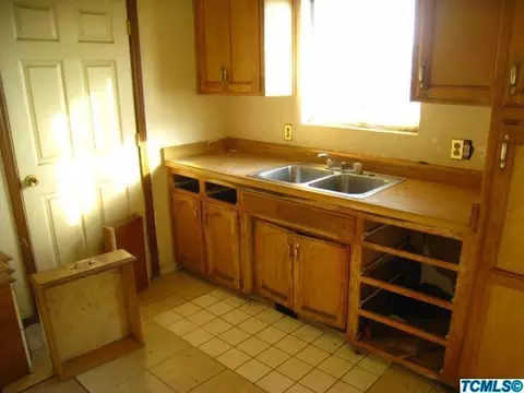 642 E Douglas Ave, Visalia, CA 93292 photo 4