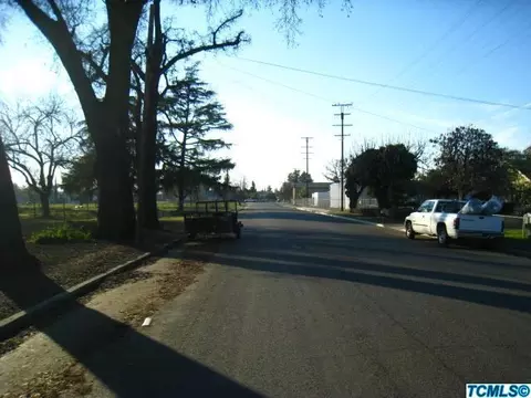 642 E Douglas Ave, Visalia, CA 93292 photo 24