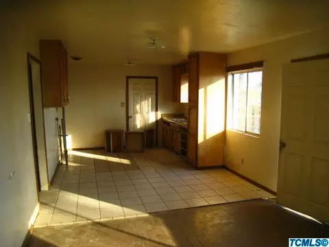 642 E Douglas Ave, Visalia, CA 93292 photo 2